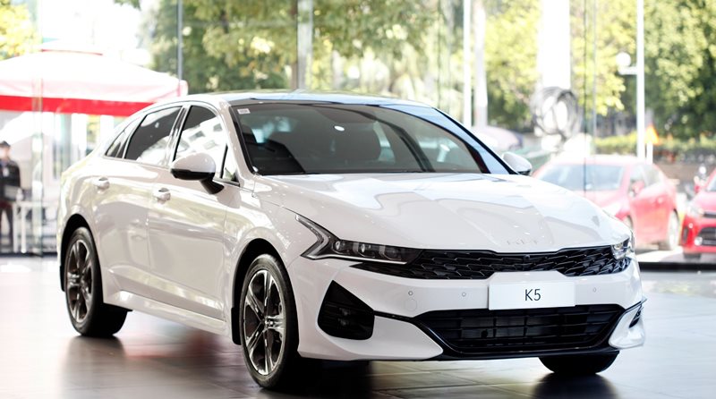 Kia K5 giảm giá cùng cạnh tranh doanh số với Toyota Camry