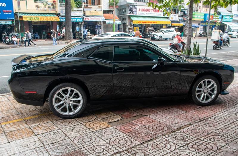 Dodge Challenger GT có kích thước dài x rộng x cao lần lượt là 5.027 x 2.169 x 1.460mm cùng trục cơ sở đạt 2.950mm.