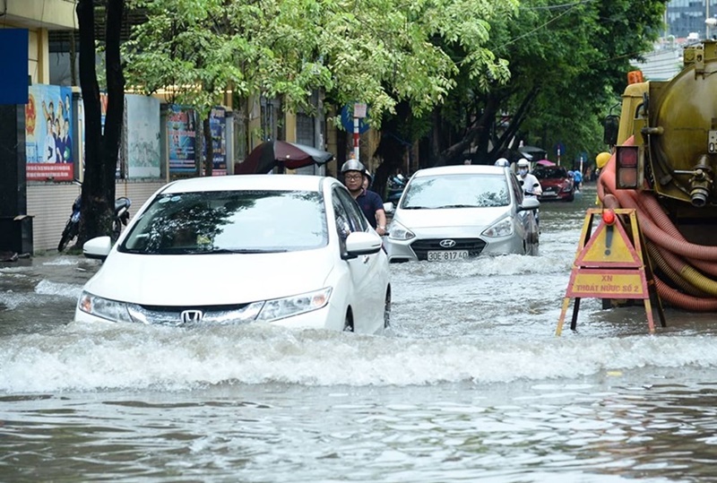 Khi đi vào những đoạn ngập nước nên tắt điều hoà