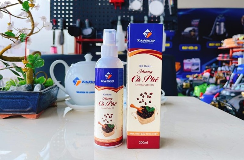 Sử dụng chai xịt thơm xe ô tô