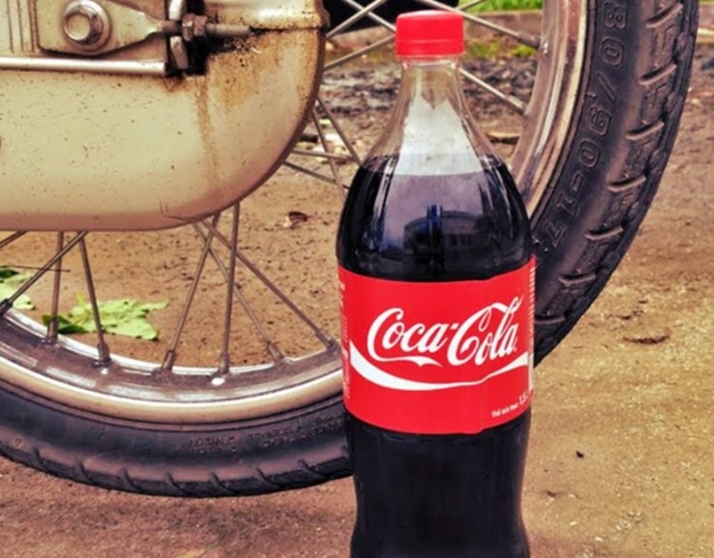 Tẩy bô xe máy với coca