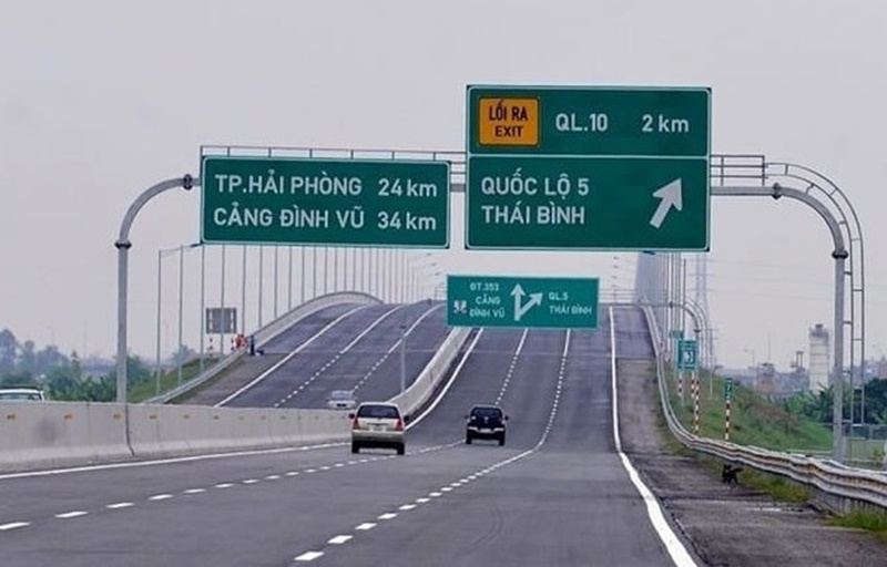 Nếu người điều khiển xe ô tô chạy quá tốc độ quy định từ 05 km/h đến dưới 10 km/h thì bị phạt tiền từ 800.000 đồng đến 1.000.000 đồng.