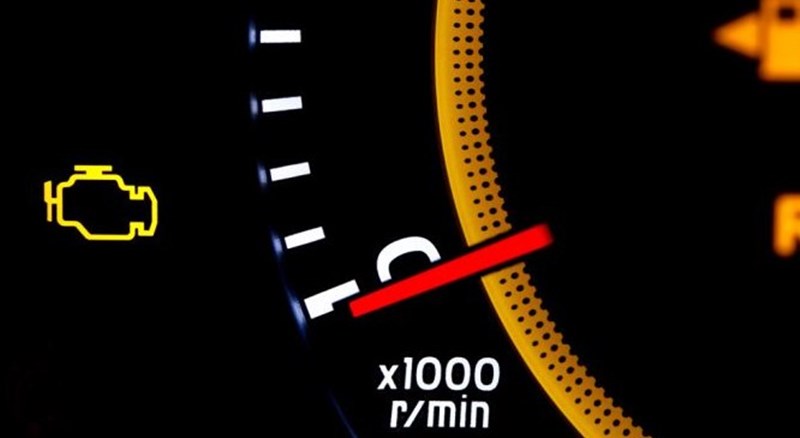 Đèn Check Engine là hệ thống đèn báo lỗi bố trí trên cụm đồng hồ trung tâm