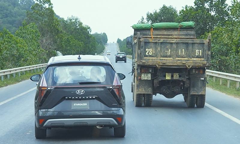 Nên chừa một khoảng cách an toàn khi vượt