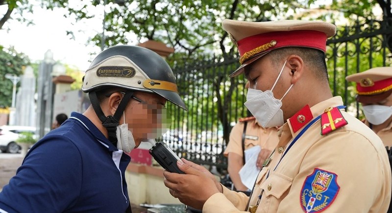 Nhai kẹo cao su có thể dương tính giả với nồng độ cồn, tài xế cần làm gì?