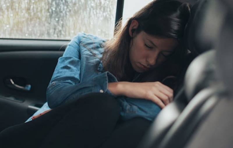 Dừng xe tại nơi an toàn và chợp mắt khi cảm thấy quá buồn ngủ