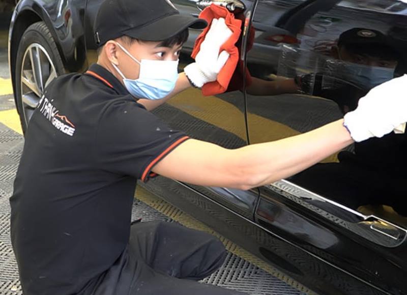 Thực hiện tại gara chăm sóc xe chuyên nghiệp
