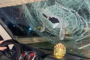 Trò đùa ném đá vào ô tô trên cao tốc có thể Trả Giá Đắt