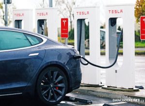 Nên Mua Xe Ô Tô Điện Hay Xe Xăng – So Sánh Chi Phí 5 Năm Sử Dụng