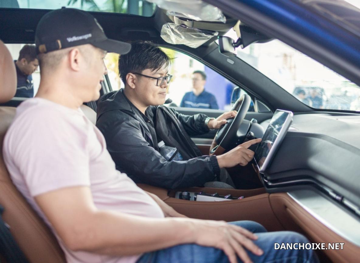 Thời gian sạc điện lâu hơn nhiều với đổ xăng nên bạn cần cân nhắc