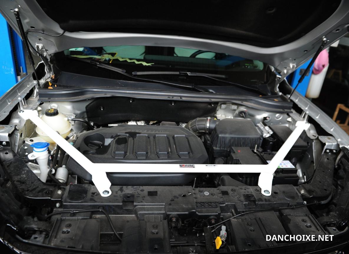 lắp thanh giằng xe ô tô là giúp xe cân bằng tốt hơn khi vào cua.