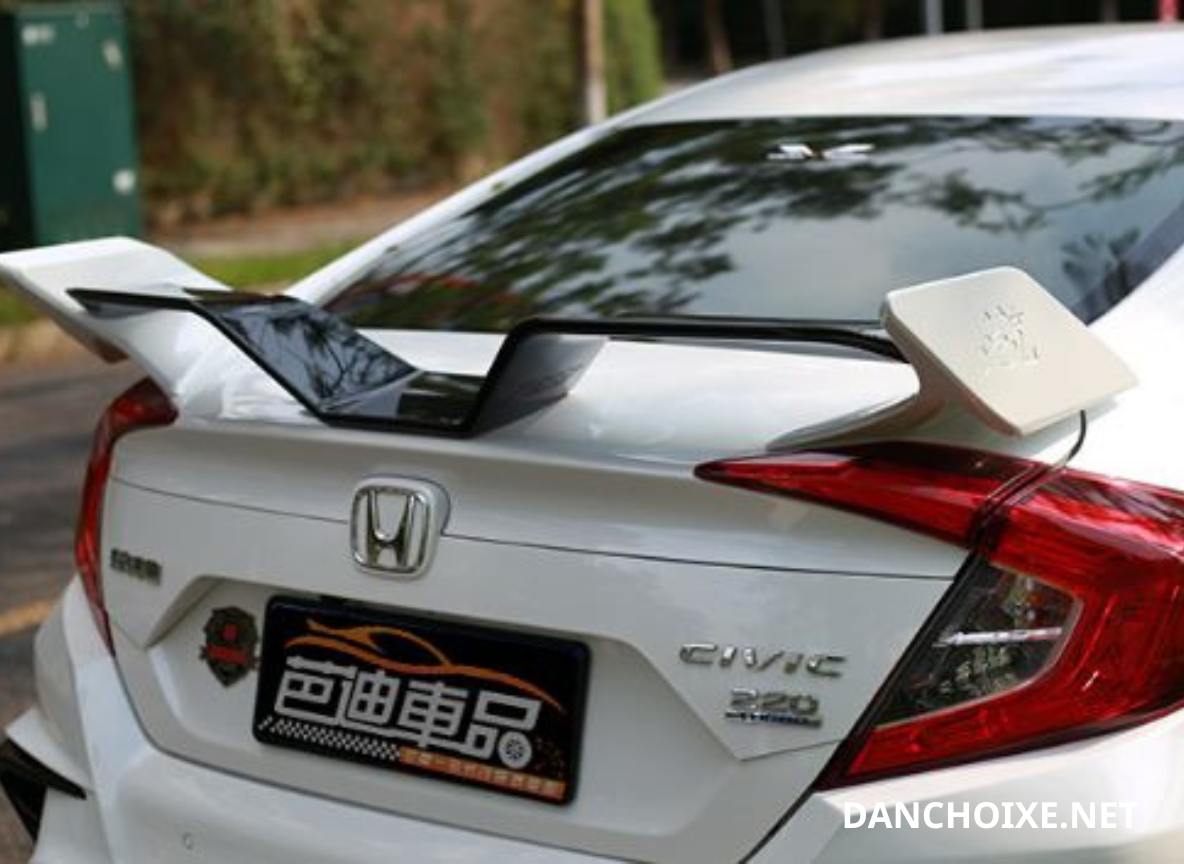 Đuôi gió không được nhô ra quá kích thước cho phép so với thân xe