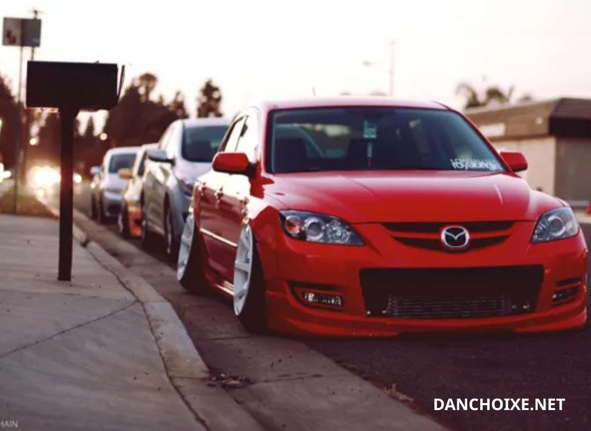 Mazda 3 là mẫu xe có ngoại hình trẻ trung, thiết kế hiện đại và khả năng vận hành mượt mà, rất hợp với phong cách JDM tại Việt Nam.