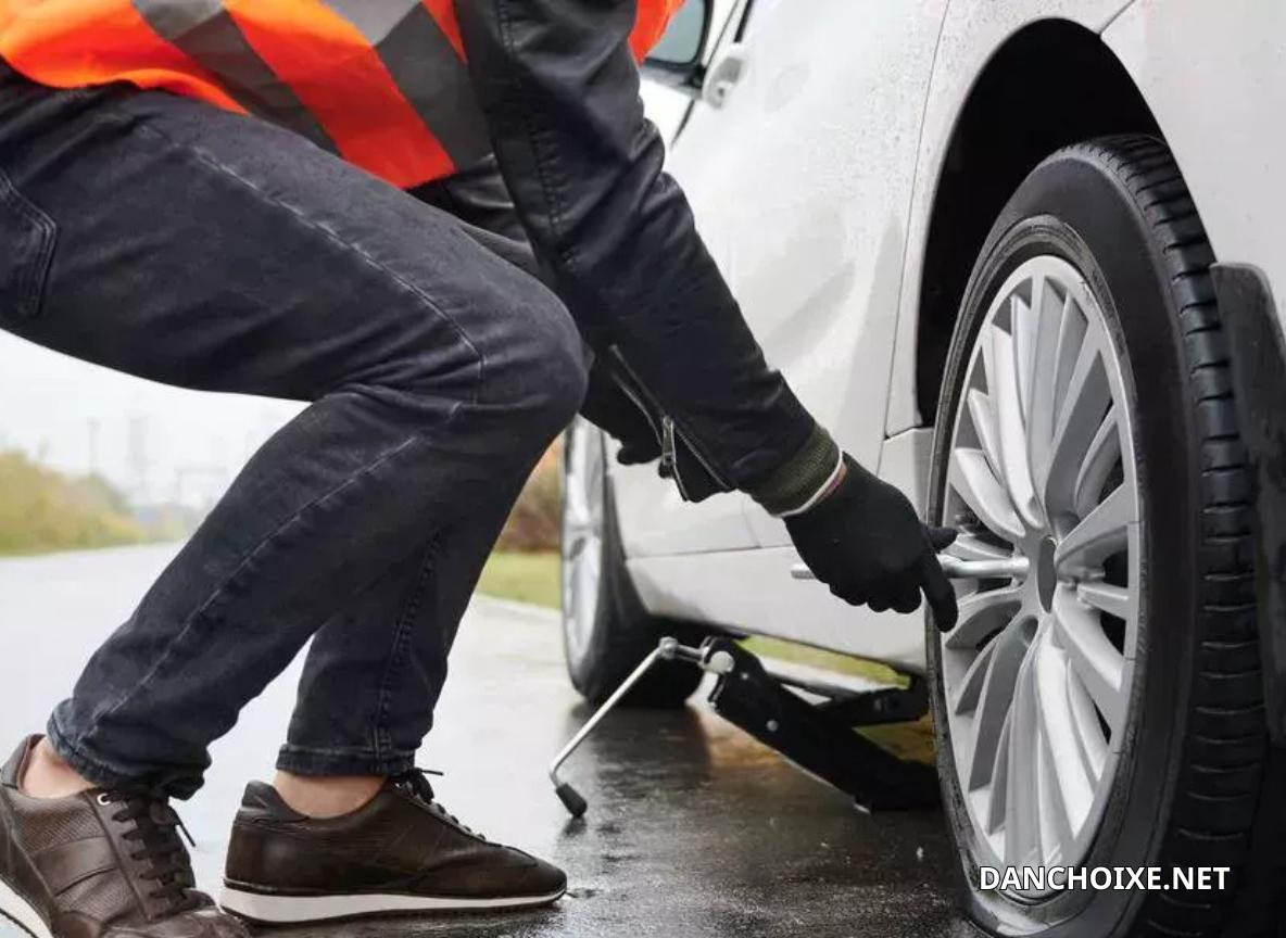 Sau khi lắp bánh dự phòng cần siết ốc theo hình ngôi sao