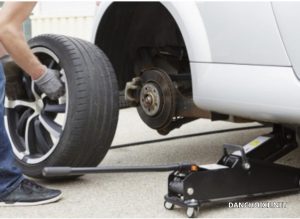 5 Bước Tự Thay Lốp Xe Khi Bị Xì Lốp Giữa Đường Ai Cũng Làm Được