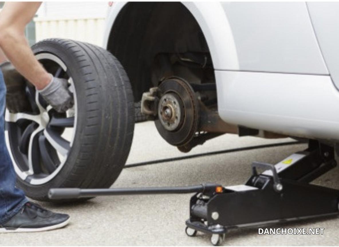 Sau khi tháo hết ốc cần nhẹ nhàng tháo bánh xe cũ ra ngoài