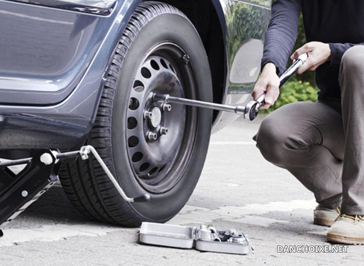 5 Bước Tự Thay Lốp Xe Khi Bị Xì Lốp Giữa Đường Ai Cũng Làm Được