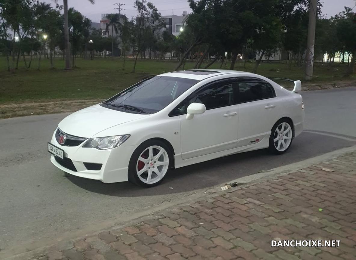 Việc nâng cấp nội thất giúp Civic Gen 8 không thua kém các dòng xe đời mới.