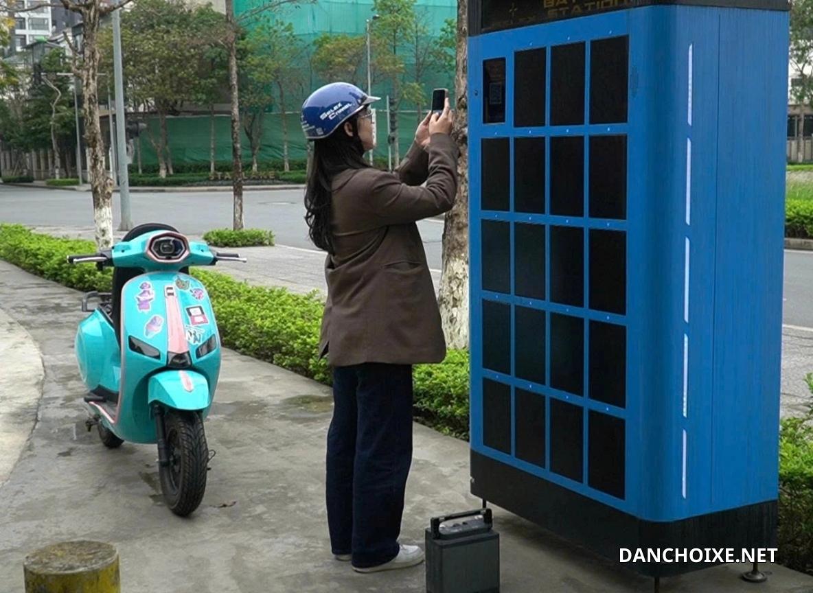 Người dùng xe máy điện không cần lo về việc hết pin giữa đường.