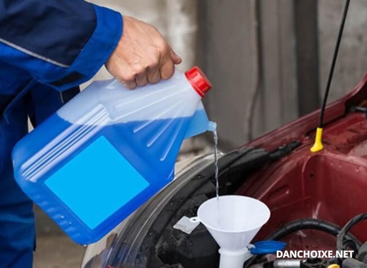 Tài xế nên sử dụng dung dịch rửa kính chuyên dụng thay vì chỉ dùng nước lã