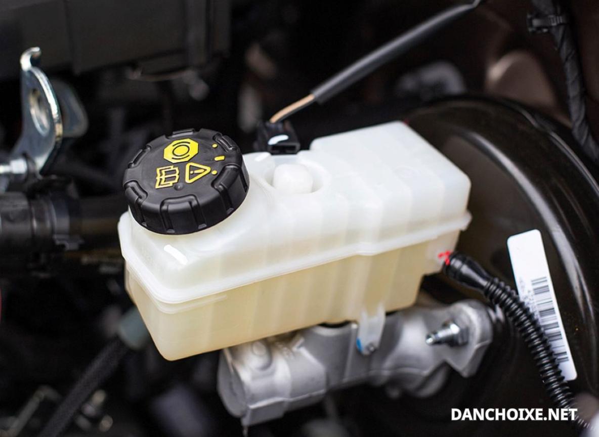 Khi đèn cảnh báo sáng cần thay dầu phanh ngay lập tức