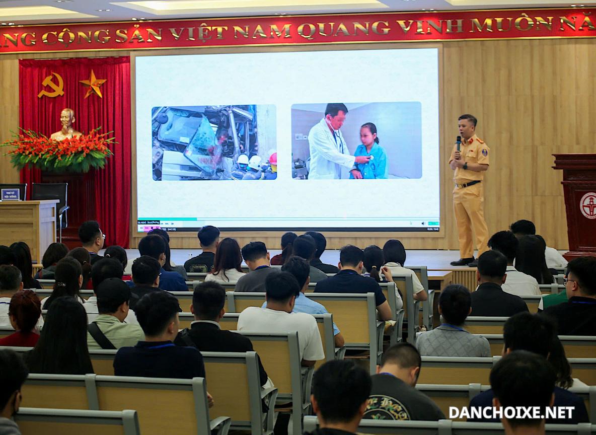 Đổi Mới Đào Tạo Lái Xe: Tăng Cường Đạo Đức Cầm Lái Qua Video Tai Nạn Thực Tế