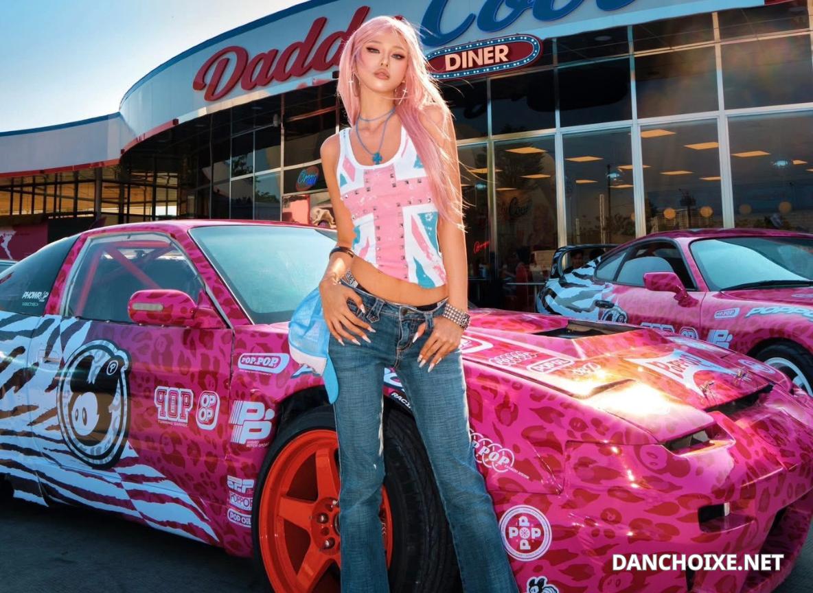 Không ít phái nữ mê xe đến checkin tại Daddy Cool