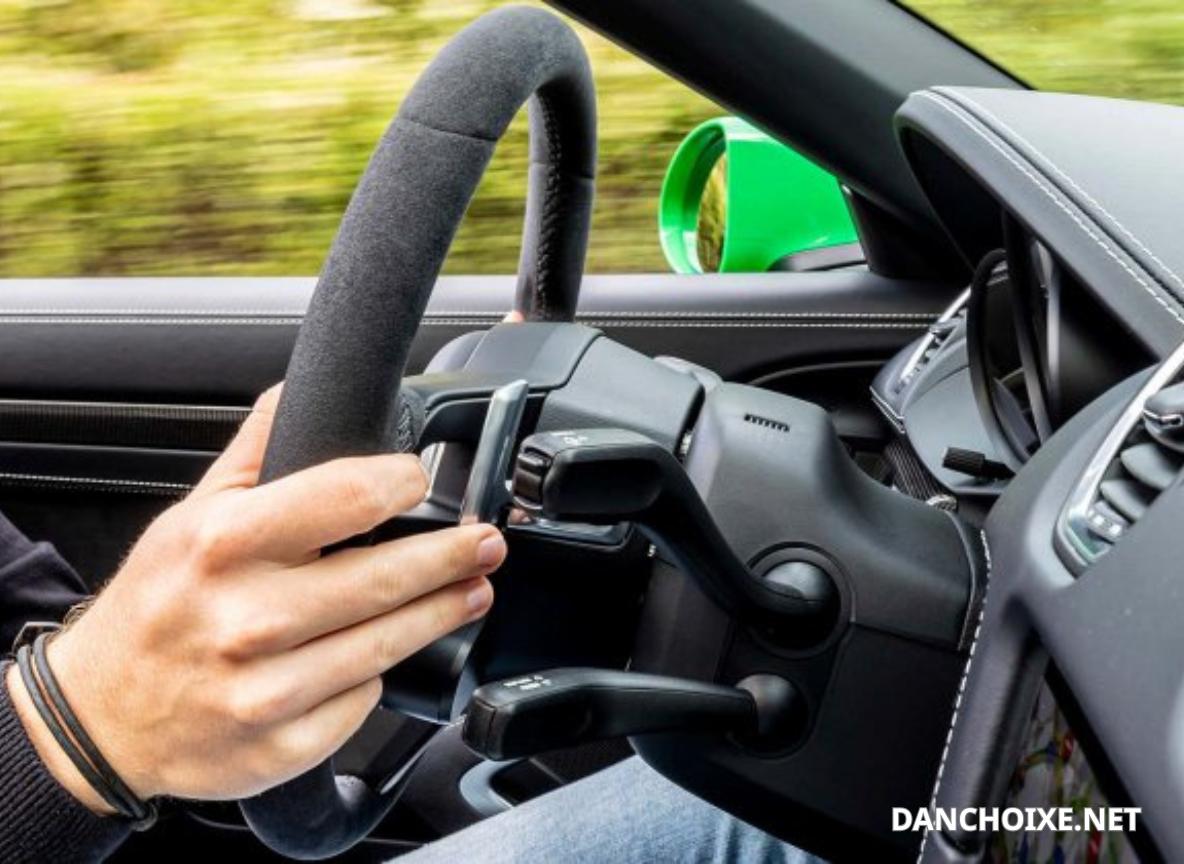 Lẫy số sau vô lăng giúp xe chuyển số 1 cách mượt mà